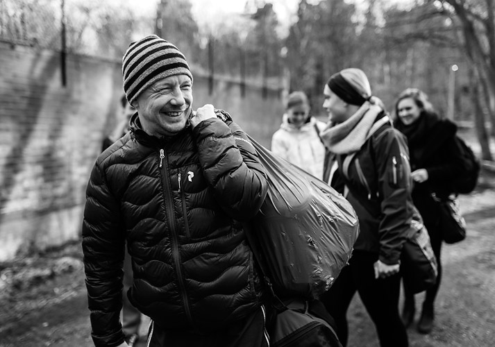 Keijo och tjejerna som tränar fotboll i Gatans Lags regi anländer till Delsjöhallen där de håller till under vinterhalvåret. foto fotograf Thomas Johansson, Streetsoccer, soccer, fotboll, Gatanslag,