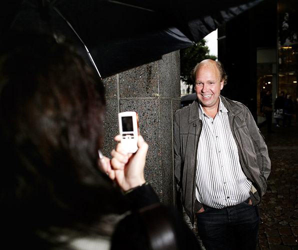 Lasse Kronér blir fotograferad av en beundrarinna på stan. Lasse Kronér