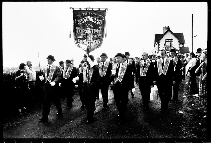 Orangeordern paraderar från kyrkan i Drumcree men stoppas innan de når det katolska bostadsområdet på Garavaghy Road i Portadown. 