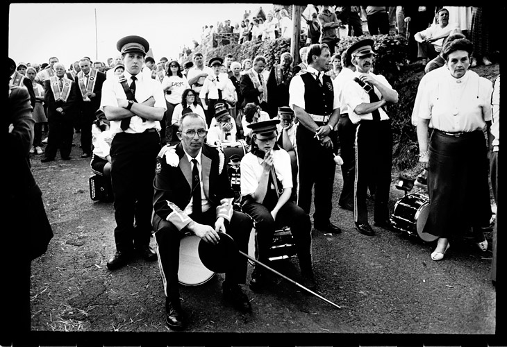 Portadowns Orangeorder stoppas tillfälligt innan Garavaghy Road. 